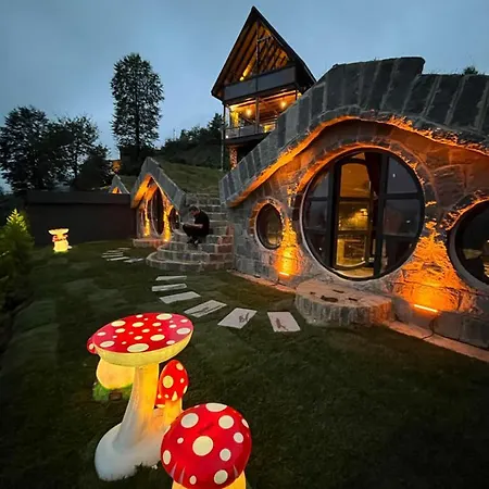 Hobbit Chalet Hotel *